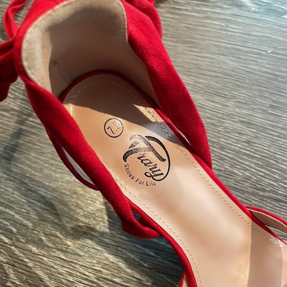 Cross Strap Red Heels With Bow - Picture 4 of 4